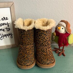 UGG Cream Faux Fur Boots SZ 8 T box 132